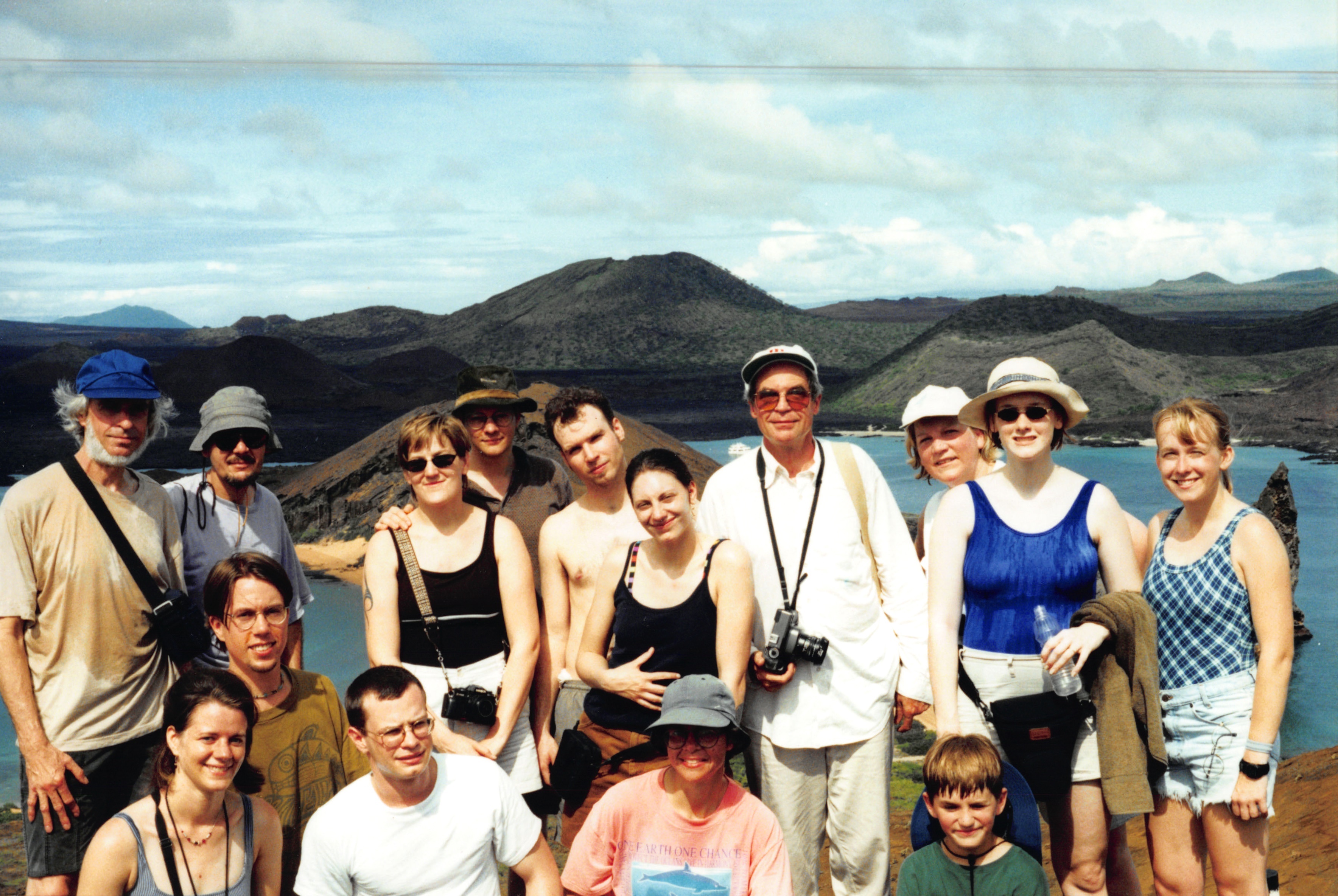 在前往加拉帕戈斯群岛的航行中与大家庭一起改变（右手拿着相机）