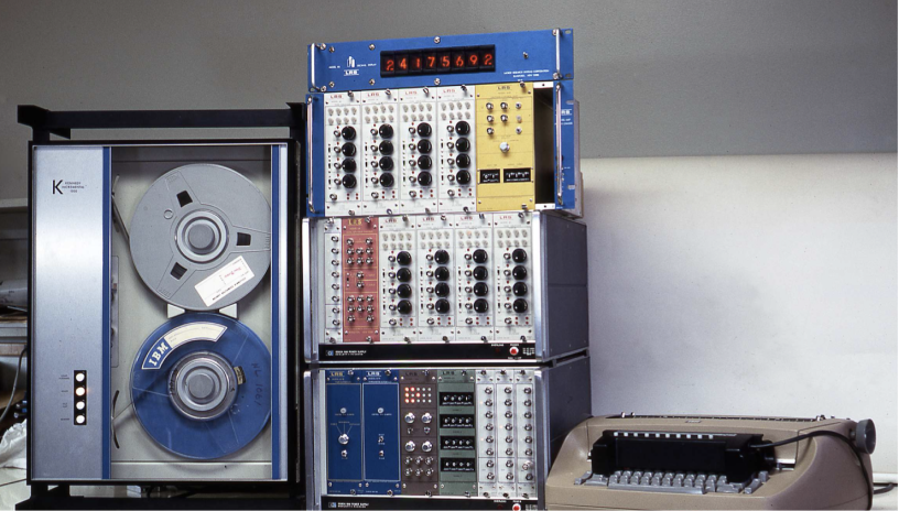 IBM 兼容磁带录音机和一小部分其他电子设备正在等待从力科研究系统运送到 DESY。