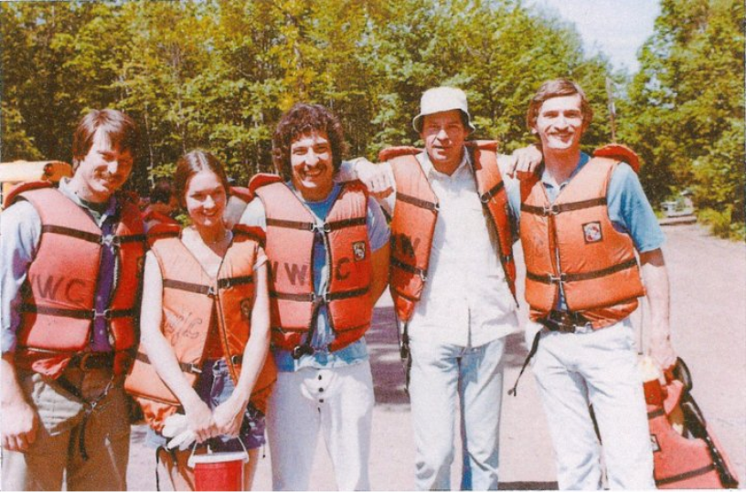沃尔特（右二）在漂流之旅中与朋友和同事合影。